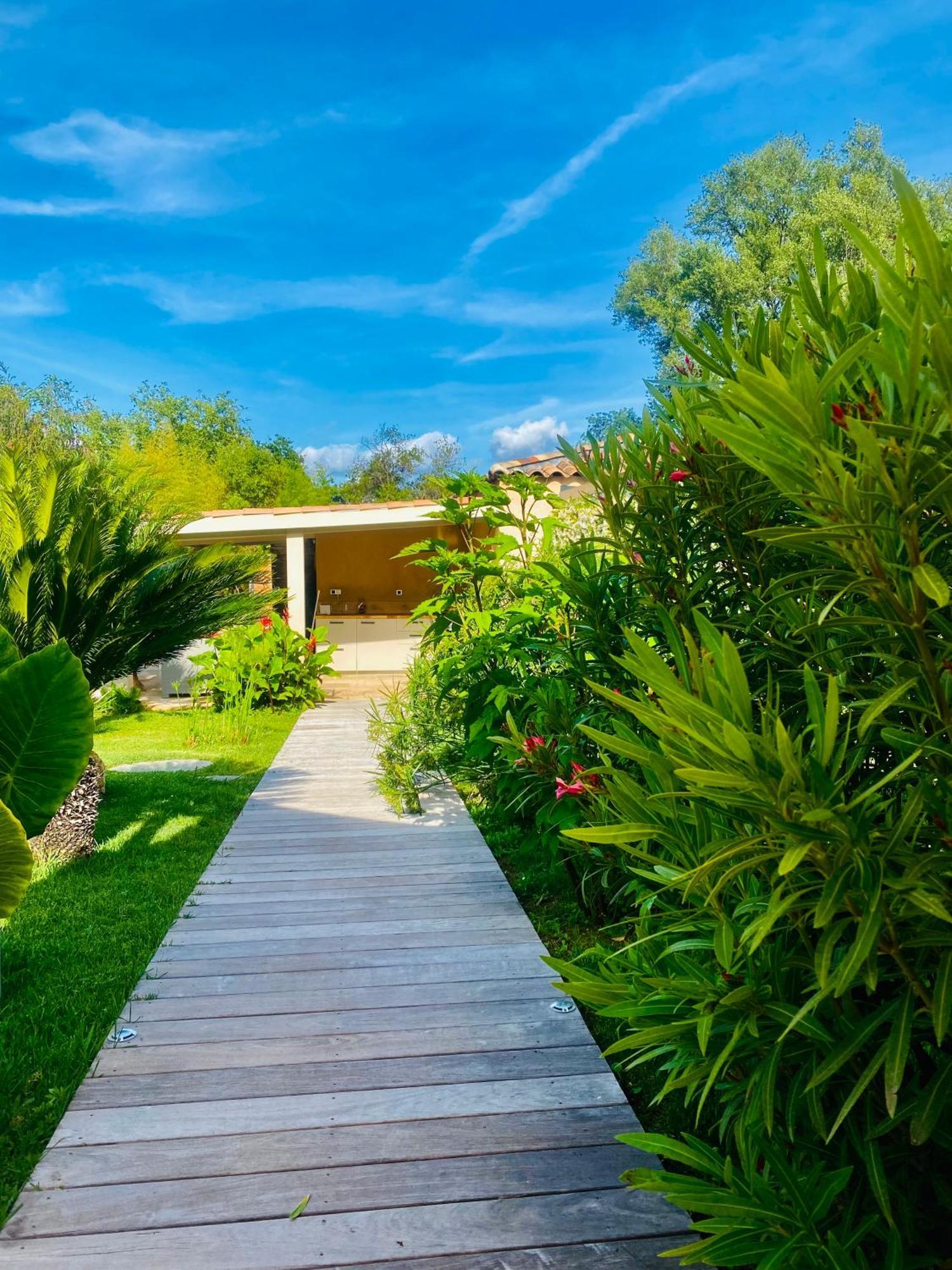 Le Cocoon Lodge Du Gapeau & Massage Solliès-Pont Εξωτερικό φωτογραφία