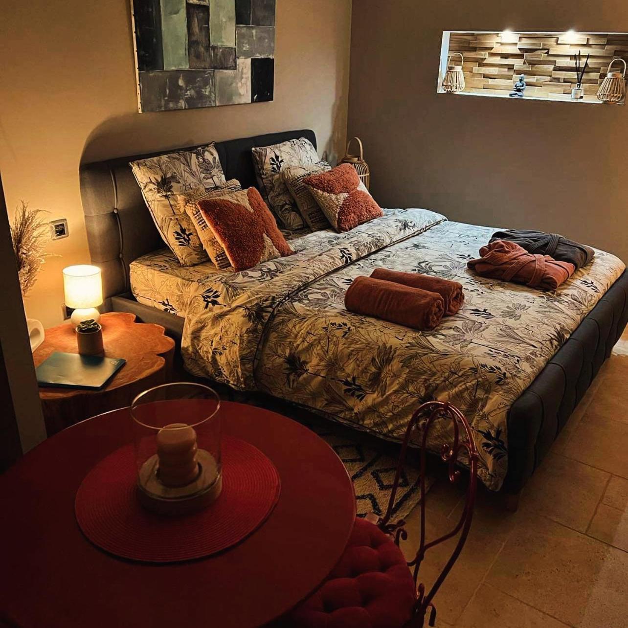 Le Cocoon Lodge Du Gapeau & Massage Solliès-Pont Εξωτερικό φωτογραφία